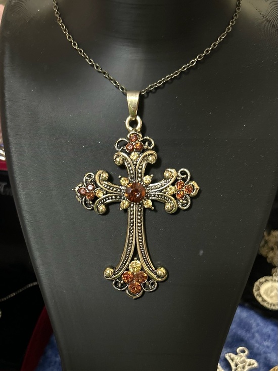 Jewelry - Vintage Ornate Cross Necklace ✝️